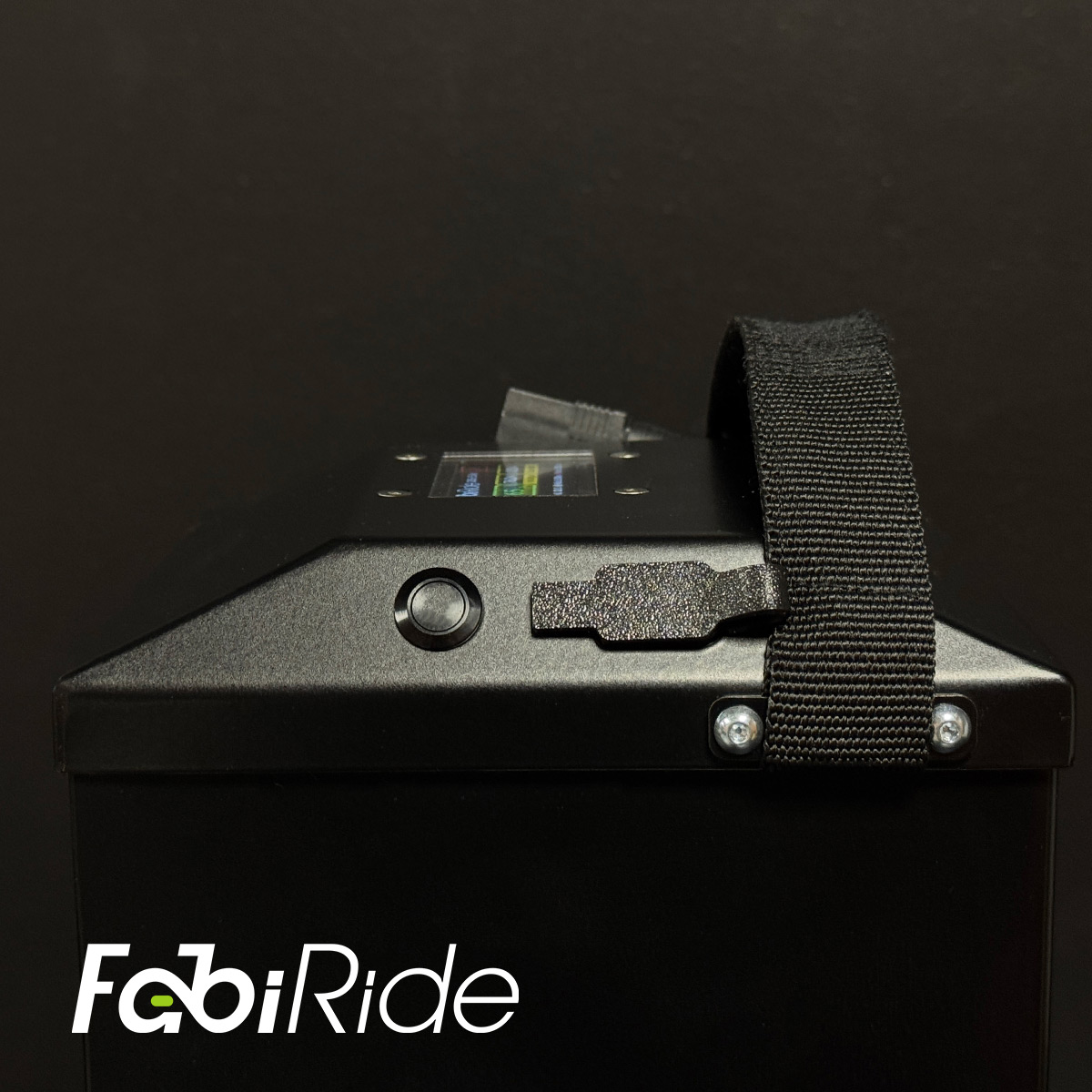 Juodas elektrinis krosinis motociklas su geltonais akcentais žalios sienos fone.