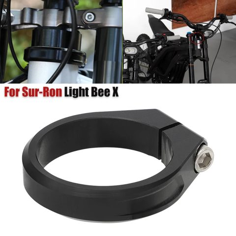 uodas elektrinis motociklas geltonais akcentais žalios dirbtinės žolės sienos fone.