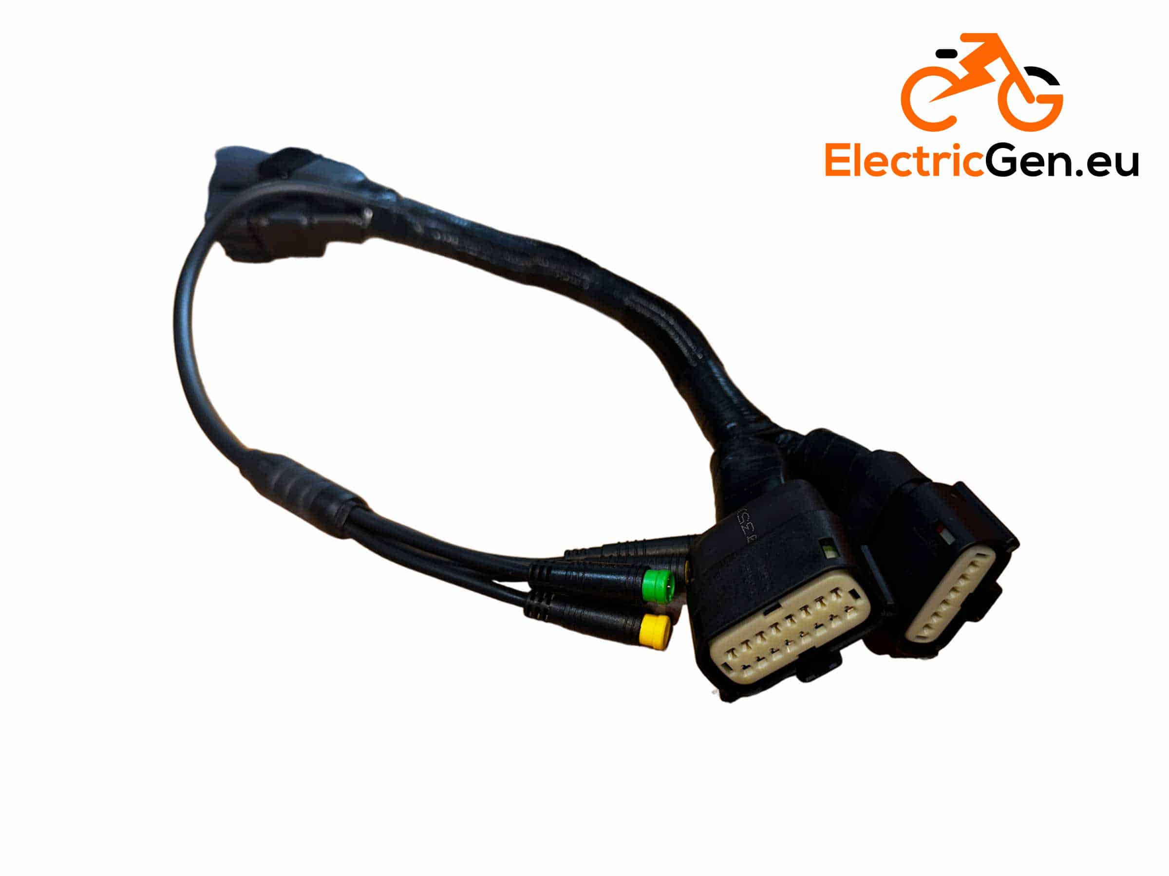 Juodas akumuliatoriaus įkroviklis su geltona įspėjamąja etikete, europiniu kištuku ir laidais.